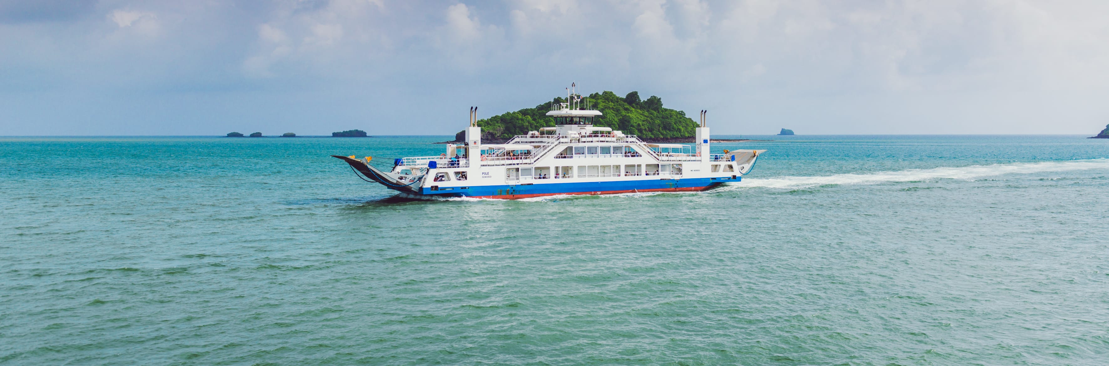 La barge Polé sur le lagon de Mayotte, entre Petite-Terre et Grande-Terre